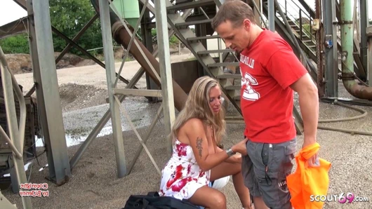 Genç adam yakalandı büyük memeler Alman olgun ve sikme ona dışında