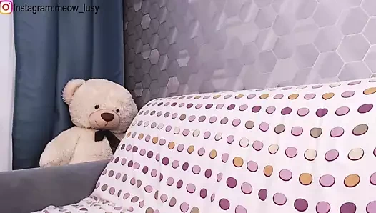 Seksi Rus kız inanılmaz vücudunu kamerada gösteriyor