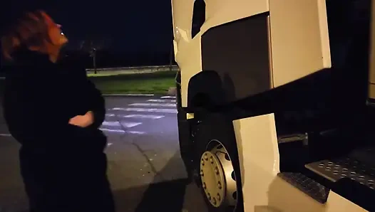 Otoyol dinlenme alanında bir kamyon şoförüyle sikişiyorum