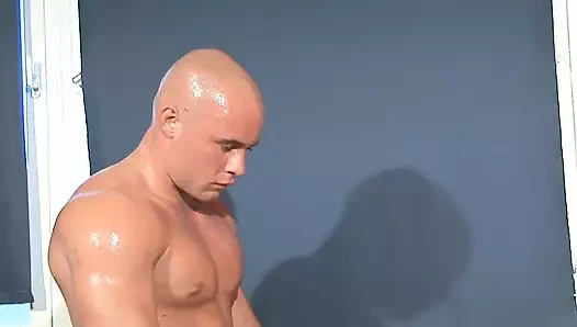 Kısa saçlı sarışın sert sikişiyor