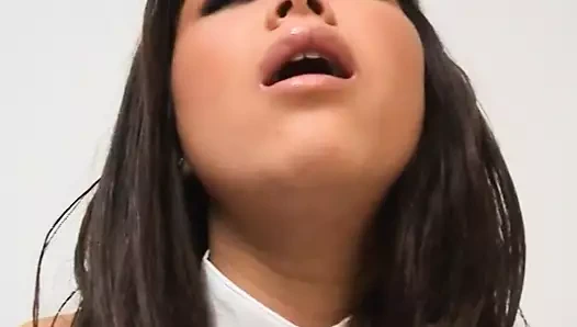 Esmer babes seviyor için kızdırmak ile ona seksi vücut