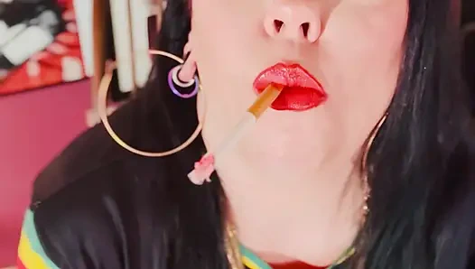 İngiliz tart Tina Snua Chain kibrit ışığı yanmış 2 Çin sigarası içiyor - sürüklenen sigara içen omi ome snap inhales