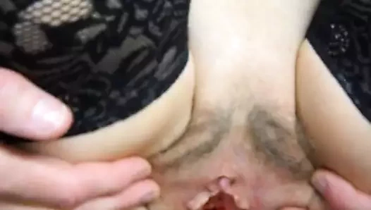 Karısının kıllı am, pembe şişmiş klitoris ve cumshot yayıldı