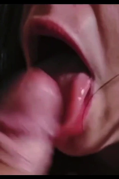 Шлюховатая Lexi показывает свои ступни и рассказывает, как тянуть член