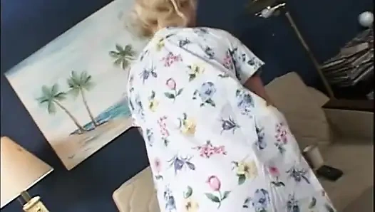 Lezbiyen sarışın orta yaşlı seksi kadın dildoyla sikişiyor (tam orijinal film)