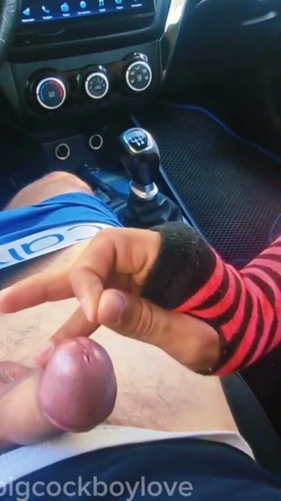 Deneyimsiz genç, sokakta yürürken büyük sikler tarafından sikiliyor ve fışkıran döl selini üzerine alıyor. | Klip 1