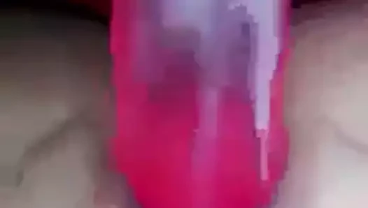Rada masturbira sa vibratorom