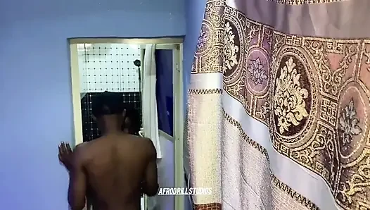 Kapıcı ev kızının duşunu izlerken yakalandı sonra sikiliyor ve sıkı dölünü döllüyor