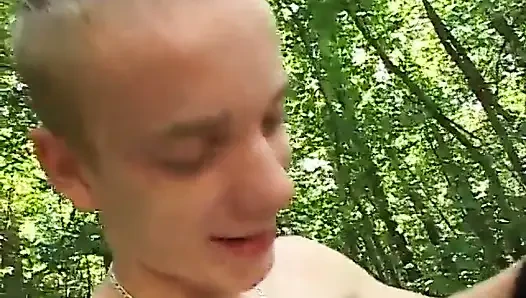 Azgın adam ve sürtük esmer açık havada sert sikiş seansı yapıyor
