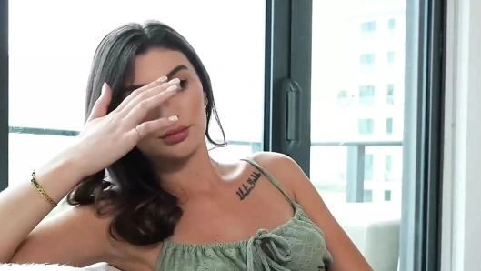 Sislovesme - ateşli tombul üvey kız kardeşimin binmeye ihtiyacı var ama önce sert yarağıma binmek zorunda