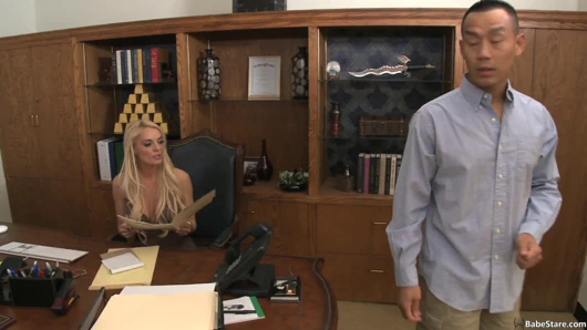 Büyük memeli kız bir sürü dövmeli bir adam tarafından sikiliyor