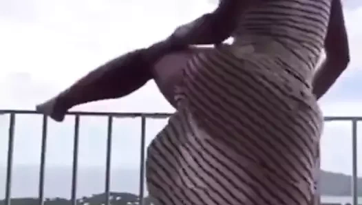 Balkonda üstsüz twerk