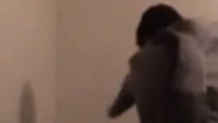 Adam bir azgın gibi kedi yok eder