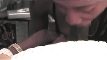 Erkek arkadaşımın ağzını görebilmesi için kamerada sikimi emiyor