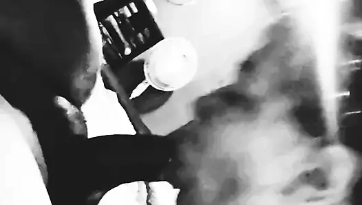 O bir bahşiş emen sperm iblisi emiyor