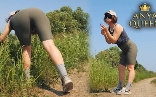 118. Temiz havada yürüyüşe gidelim mi? Beni takip et ve şortla götüme, bacaklarıma ve meme uçlarıma mastürbasyon.