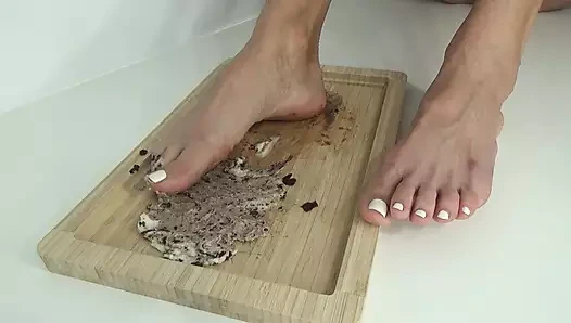 Güzel ayaklarımla kulübe peynirini eziyorum