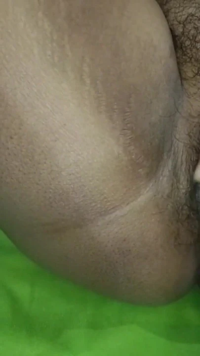 Genç Hintli pencaplı bhabi uzun salatalık sıkı amına sokuyor | Klip 1