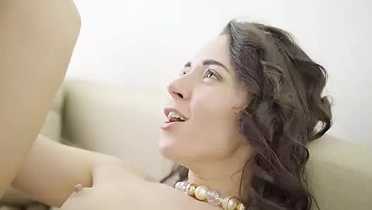 Olgun bayan baskın erkek arkadaşı tarafından baştan çıkar ve vahşi seks