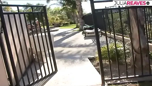 Azgın kızlar büyük bir yarak emdikten sonra sırayla sikiliyor