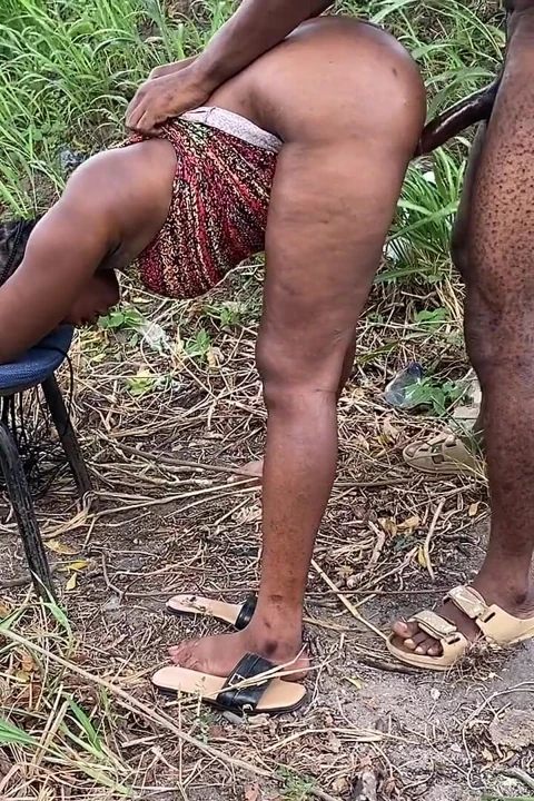 Erkeğimle bir yolculuğa çıktım sonra erkeğin beni çalıdan sikmeye nasıl başladığına dair çalıya işemeye karar verdim
