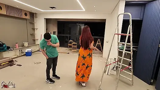 Seksi emlakçı anlaşmayı kapatmak için ayaklarını kullanıyor - ateşli ayak ibadeti ve sarkma - sarkma - ayak ibadeti