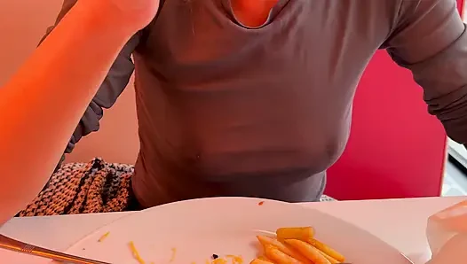 Tamamen dolgun üst giyen bir restoranda öğle yemeği yiyorum pirsingli meme uçlarımı ve seksi göğüslerimi teşhir ediyor