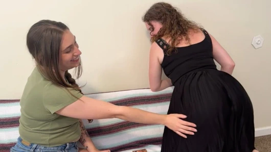 İki seksi lezbiyenle bir "Arzu Destesi", striptiz oyunu