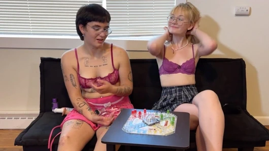 Bambi и Melody нашли медленной и скучной игру Стрип-Неприятности