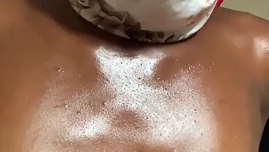 Ateşli minyon genç browngurl234 göğüslerini okşuyor şehvetli anın tadını çıkarıyor