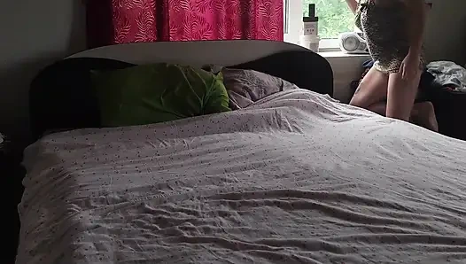 Tombul kız ve erkeğinin kırsal yatakta samimi karşılıklı mastürbasyonu