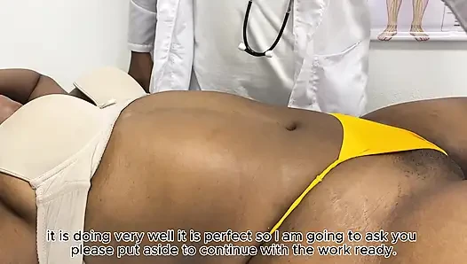 Hasta diz ağrısı için gidiyor ama doktor onu rahatlatmak için yarağını içeri tavsiye ediyor