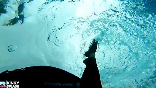 Wetsuit esaret denizkızı kaygan havuzda yüzgeçler, ip ve derin dalış