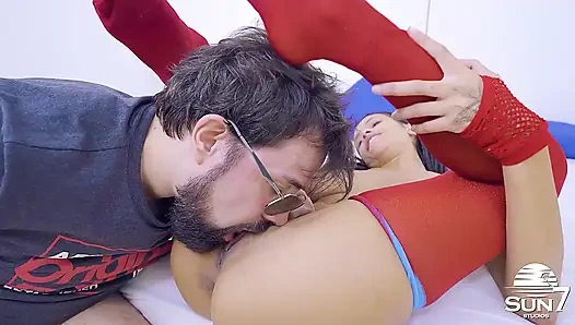 Erkek delisinin götünü sikiyor ve onu lezzetli bir şekilde boşaltıyor