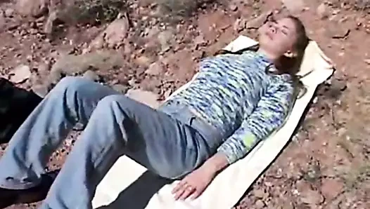 Little April açık havada mastürbasyon yapıyor