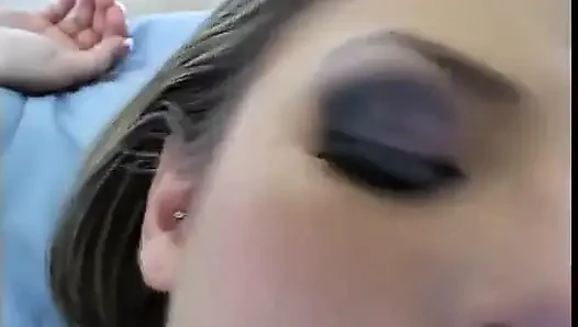 Taze yüzlü esmer yarak emiyor ve dölleniyor