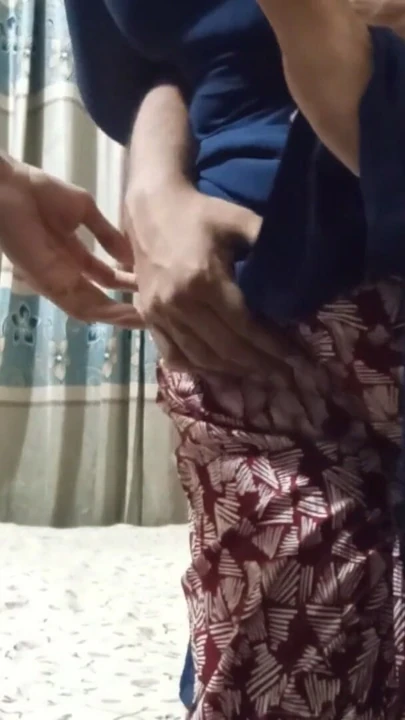 Bangladeşli seksi Hint kız, iki genç üvey kardeşi tarafından vahşi bir üçlüde sertçe sikiliyor. | Klip 1