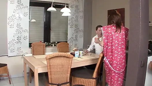 Açgözlü ev hanımı 3 aydan beri tekrar sikiliyor