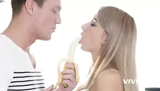 Sıcak sarışın genç gets becerdin sert tarafından ona erkek arkadaş