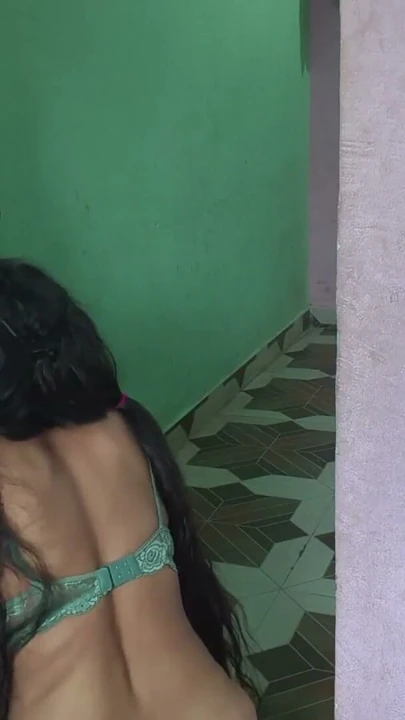 18+ Yurt'tan gelen baldızım çok yaramazlaştı ve beni zorla sikmeye zorladı. | Klip 1