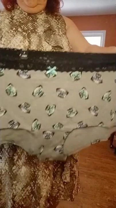Çıplak kabarık baskılı elbiseyle giyinme