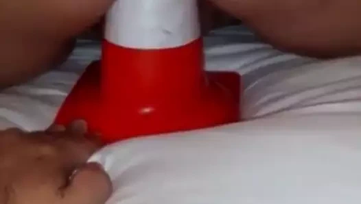 Bir koniye saplanmış