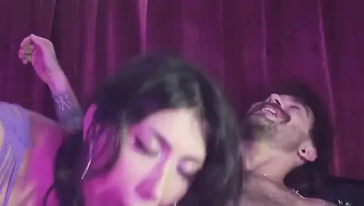 Dikey: vip oda ep.7: seksi striptizci Penelope memnun etmeyi seviyor