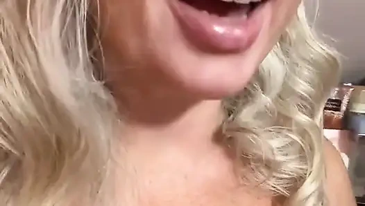 Bir şeyleri saklamakta gerçekten iyi.