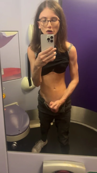 Шаловливая юная девушка-транс соблазняет ее член в поезде