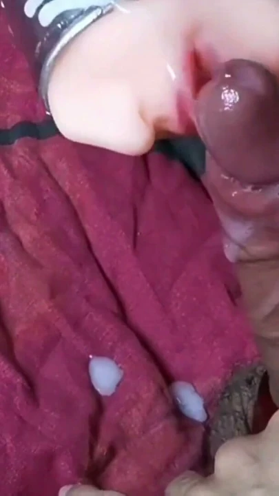 Uzun süre açgözlü bir şekilde ateşli yarağımı emdi ve ıslak hassas ağzına güçlü bir şekilde döl döktüm | Klip 1