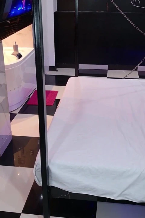 İki Meksikalı erkek ve bir Latin MILF ile eşinin önünde sevişen üçlü