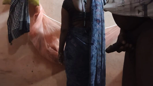 Hintli kadın yatak odasında sikiliyor