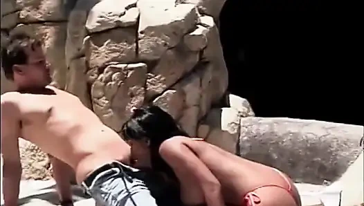 Büyük memeli Hintli sürtük sert bir yarağa atlıyor