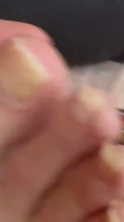 Uzun ayak tırnaklarını kesme yakından ayak fetişi | Bölüm 2